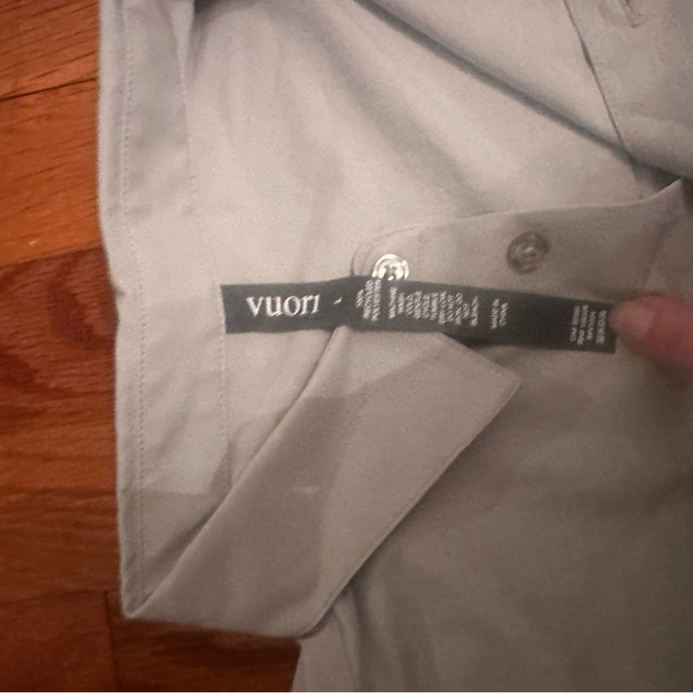 Vuori Short Sleeve Manhattan Button Down, sky grey mens Large, Brand new! - Picture 3 of 5